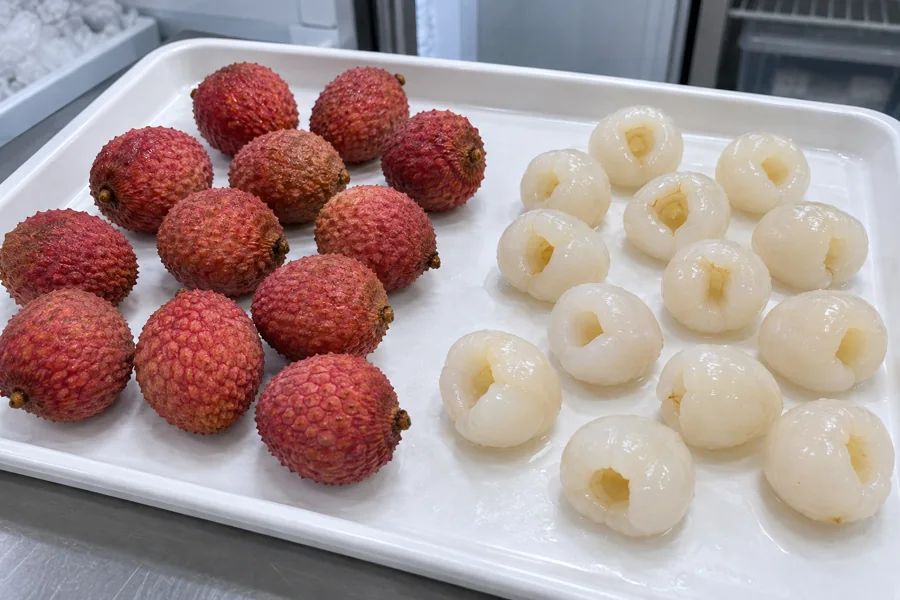 Whole and peeled pitted lychee arranged separately for freezing